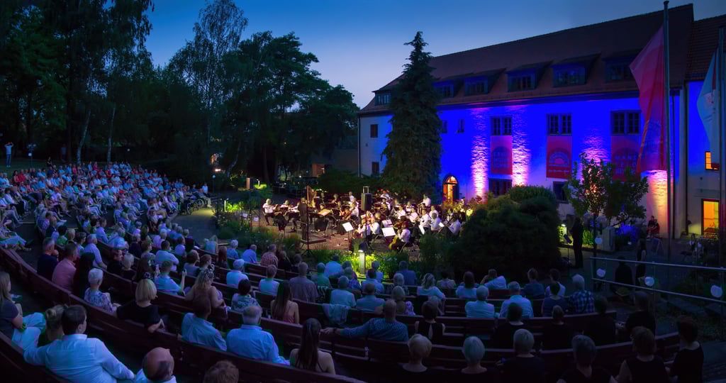 Perfekte Bedingungen herrschten im vergangenen Jahr beim Sommernachtskonzert im Amphitheater am Alten Schloss in Sangerhausen.