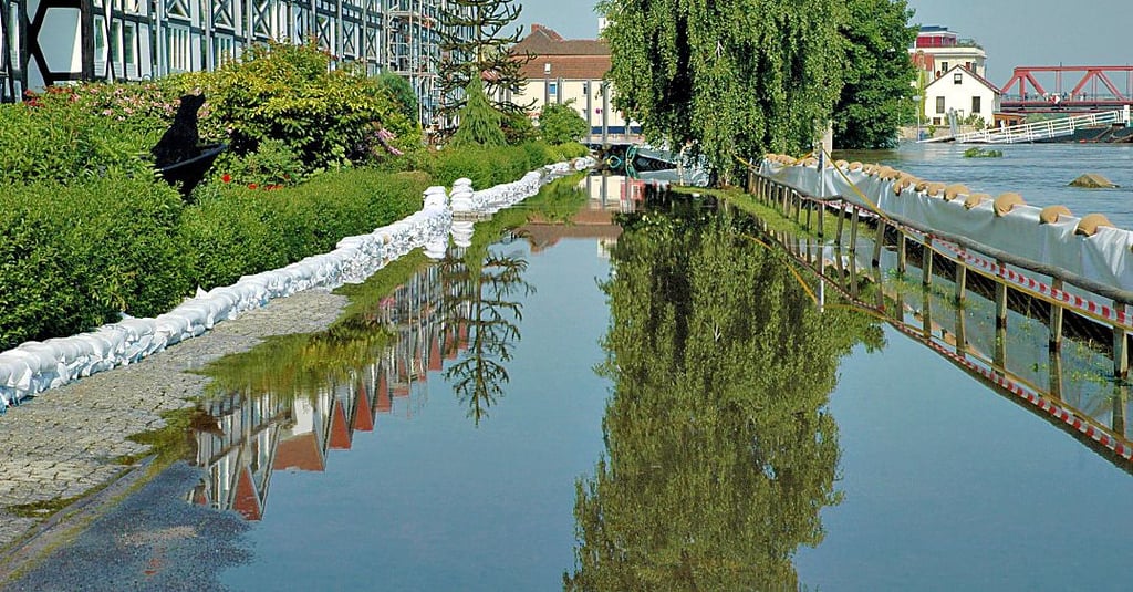 Beim Hochwasser 2013 war eines der Probleme in Schönebeck, dass das Regenwasser wieder durch Gully drückte.