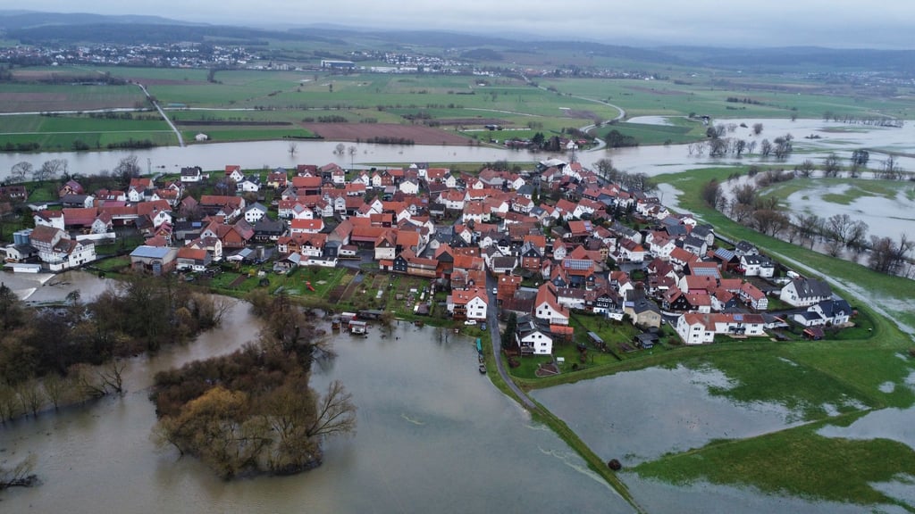 Überschwemmung im mittelhessischen Landkreis Marburg-Biedenkopf (Archivbild). Deutschland muss sich laut dem Weltklimarat auf weitere Überflutungen und Stürme einstellen.
