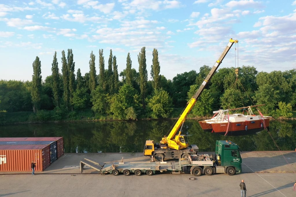 Katamaran am Haken: Vom Tieflader wird das Boot im Trothaer Hafen per Kran ins Wasser gesetzt. Noch ist zu diesem Zeitpunkt nicht klar: Wird es schwimmen?