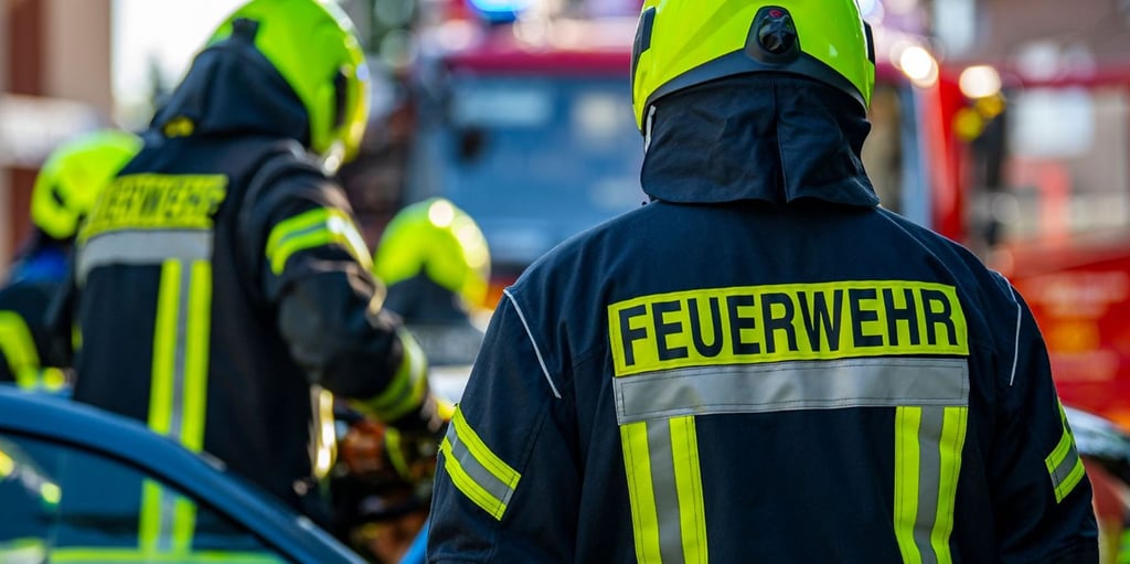 Bei dem Brand eines Mehrfamilienhauses in der Magdeburger Schilfbreite sind mindestens fünf Menschen verletzt worden. Sie kamen mit einer Rauchgasvergiftung ins Krankenhaus. Symbolbild: