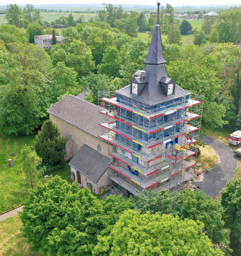 Mitarbeiter der Bauhütte Quedlinburg machten den Maurer-Putz und Steinmetzarbeiten am Turm. Eine Spezialfirma aus dem Harz führte zudem spezielle Bohrungen am Kirchturm durch, um ihn zu stabilisieren.