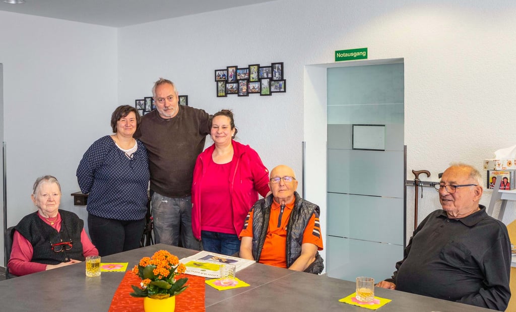 Sie träumt von vielen Angeboten im Pflegebereich unter einem Dach: Ariane Schmidt (2. v.links). Zunächst öffnet aber in Droyßig nun eine Ergotherapie-Praxis, im Sommer soll eine Praxis für Physiotherapie eröffnen. Schmidt zur Seite stehen Jörg Seidel (Mitte) und Diana Hopfe (4. von links)