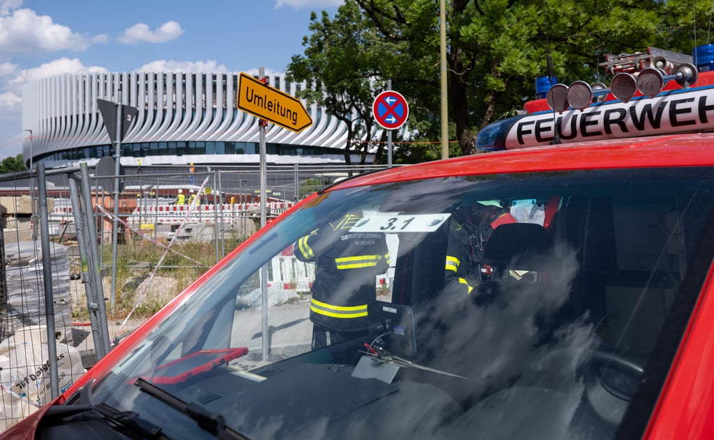 Ein Feuerwehrauto vor der Baustelle des SAP Gardens in München.