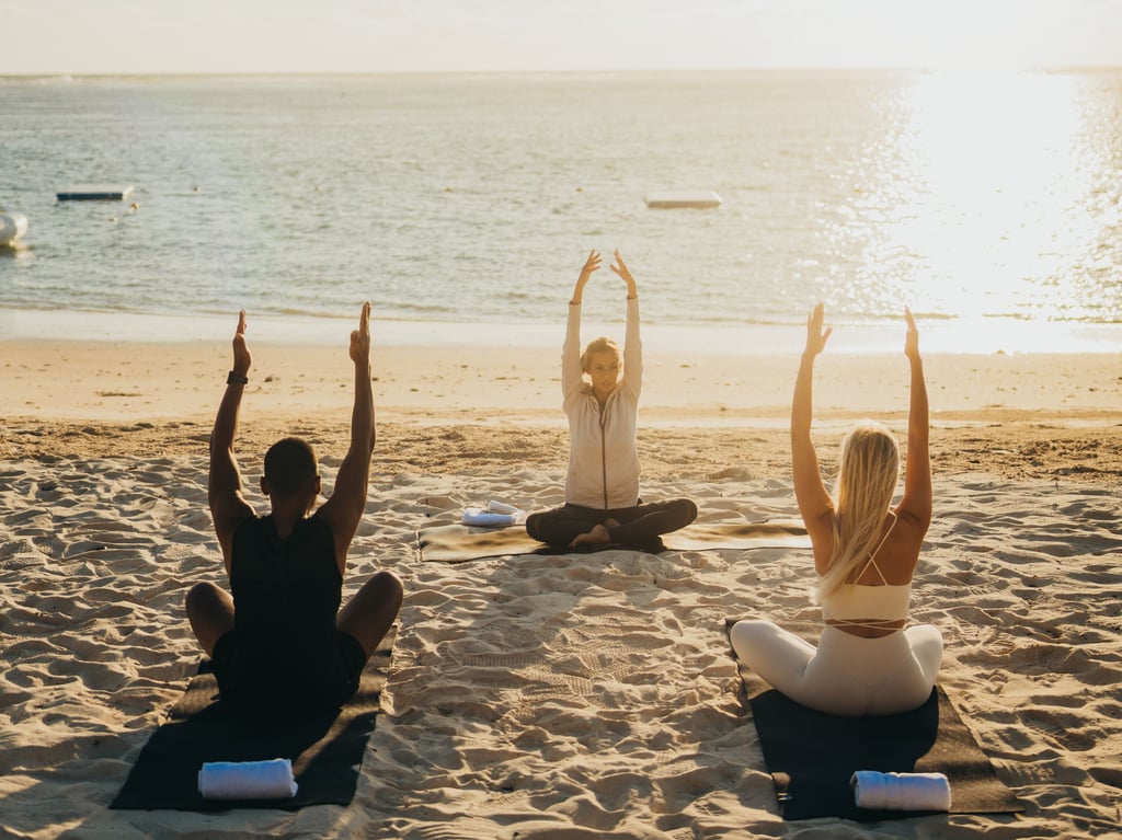Entspannung beim Yoga am Strand des C Mauritius.