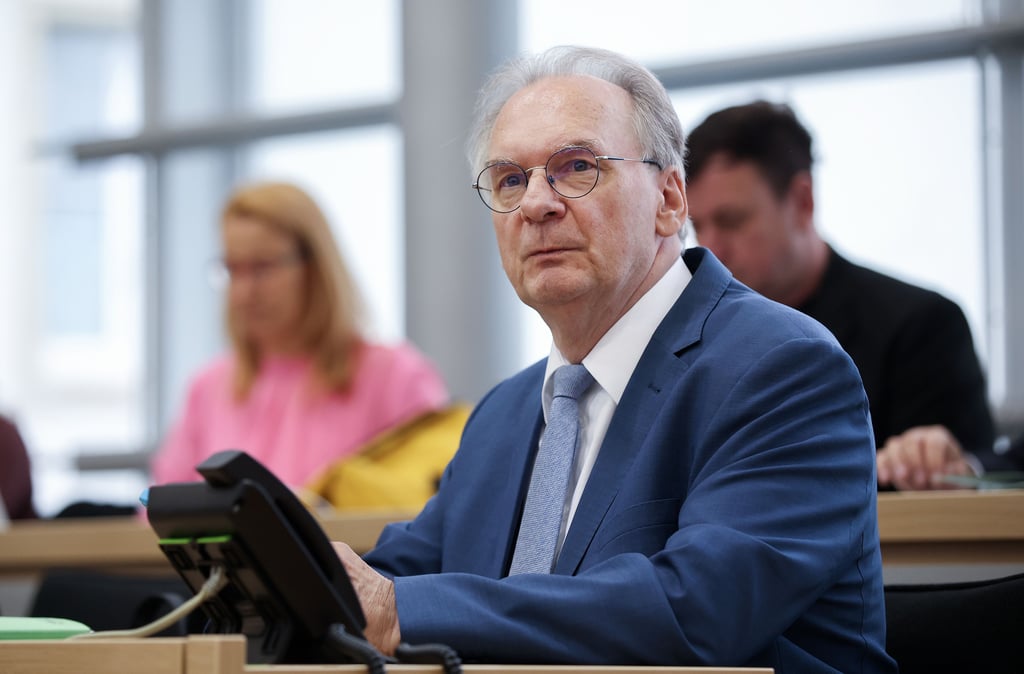 Sachsen-Anhalts Ministerpräsident Reiner Haseloff (CDU) hat auf Wunsch von Bildungsministerin Eva Feußner deren Staatssekretär Frank Diesener entlassen.