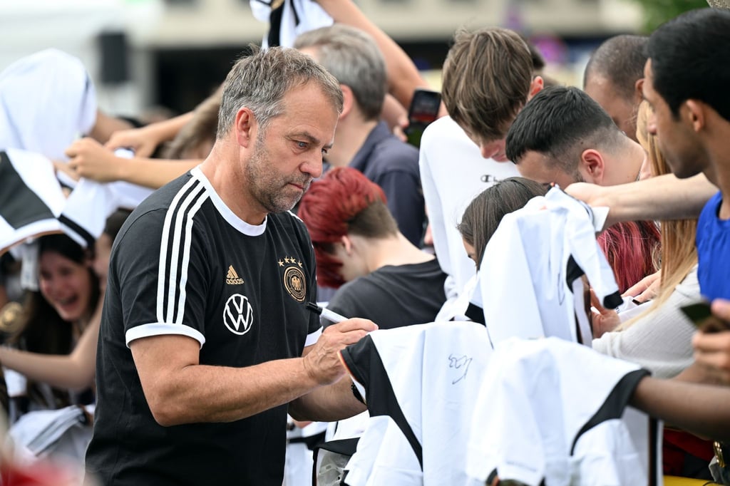 Bundestrainer Hansi Flick und ein Spieler-Trio machten in Frankfurt Werbung für die Nationalelf.