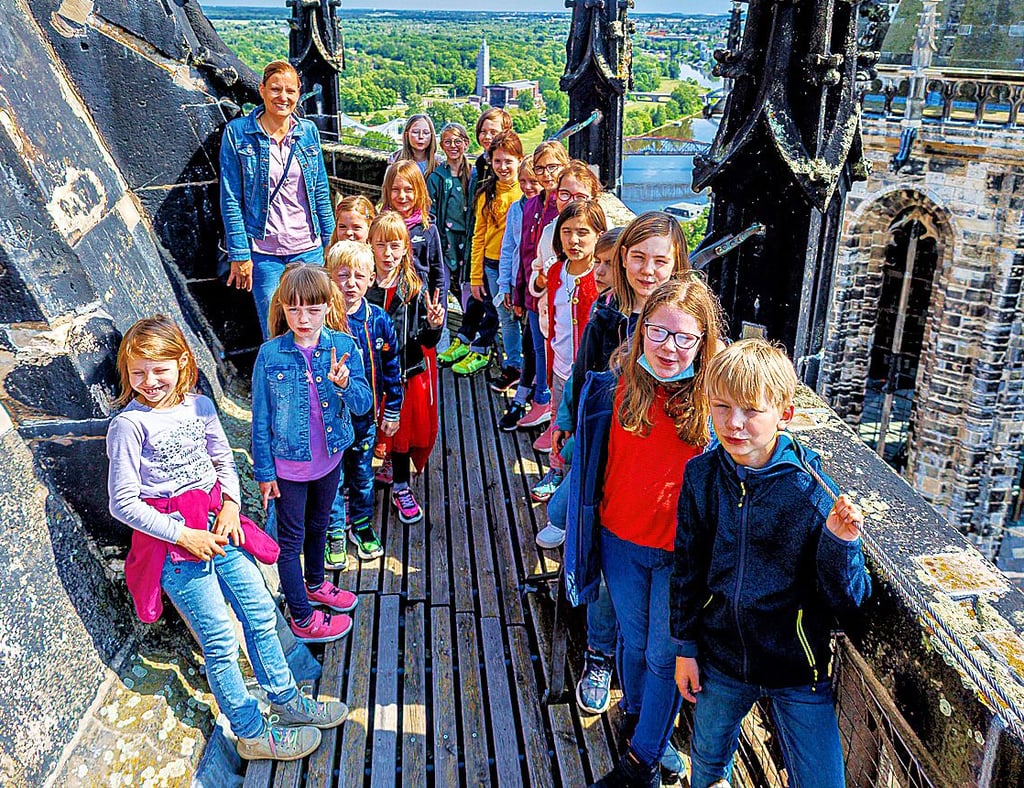 Die Kinder der Domsingschule haben sich zum Fototermin in luftige Höhe begeben. Sie erklommen den Nordturm des Domes und genossen den Blick über die Stadt.