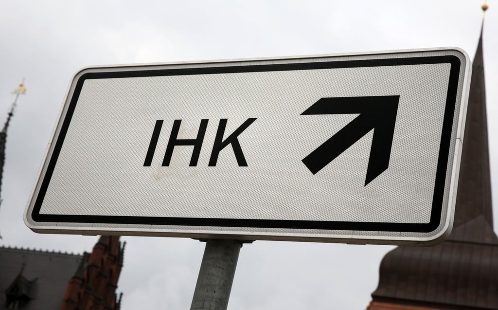 Ein Schild weist auf die Industrie- und Handelskammer hin.