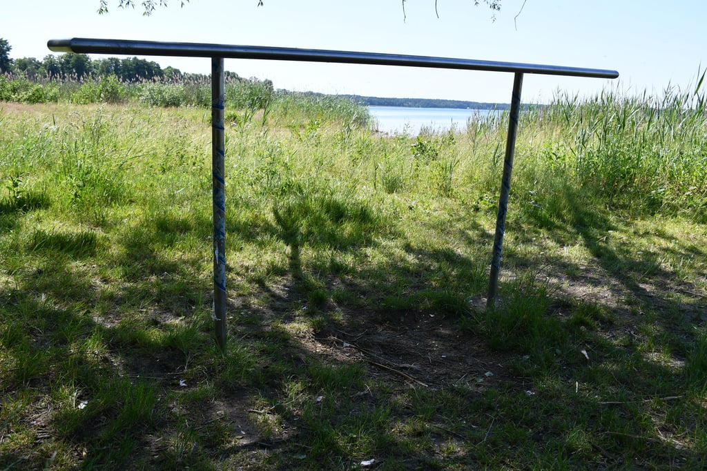 Wassertretstelle ohne Wasser: Ein trauriges Bild am Arendsee. Das nasse Element hat sich weit zurückgezogen. Auf dem früheren Seegrund gedeihen Pflanzen.
