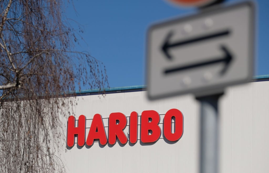 Der Schriftzug „Haribo“ an der Fassade einer Fabrik des Unternehmens.