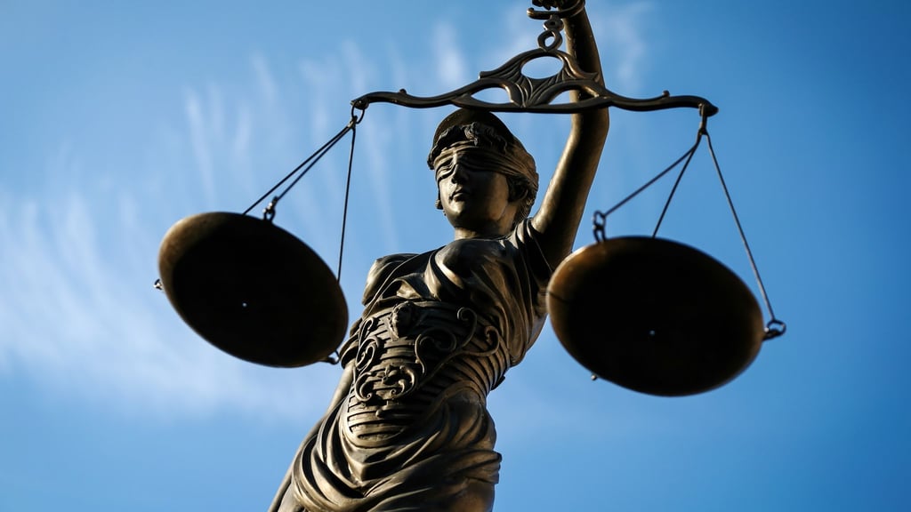 Justitia: Am Landgericht Halle ist jetzt ein 21-Jähriger verurteilt worden, weil er eine junge Frau vergewaltigt haben soll. Das Urteil ist noch nicht rechtskräftig.