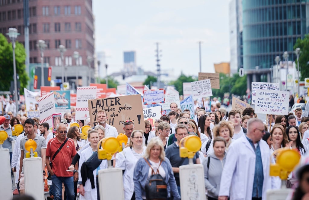 Demonstranten nehmen am bundesweiten „Protesttag“ der Apothekenbranche teil.