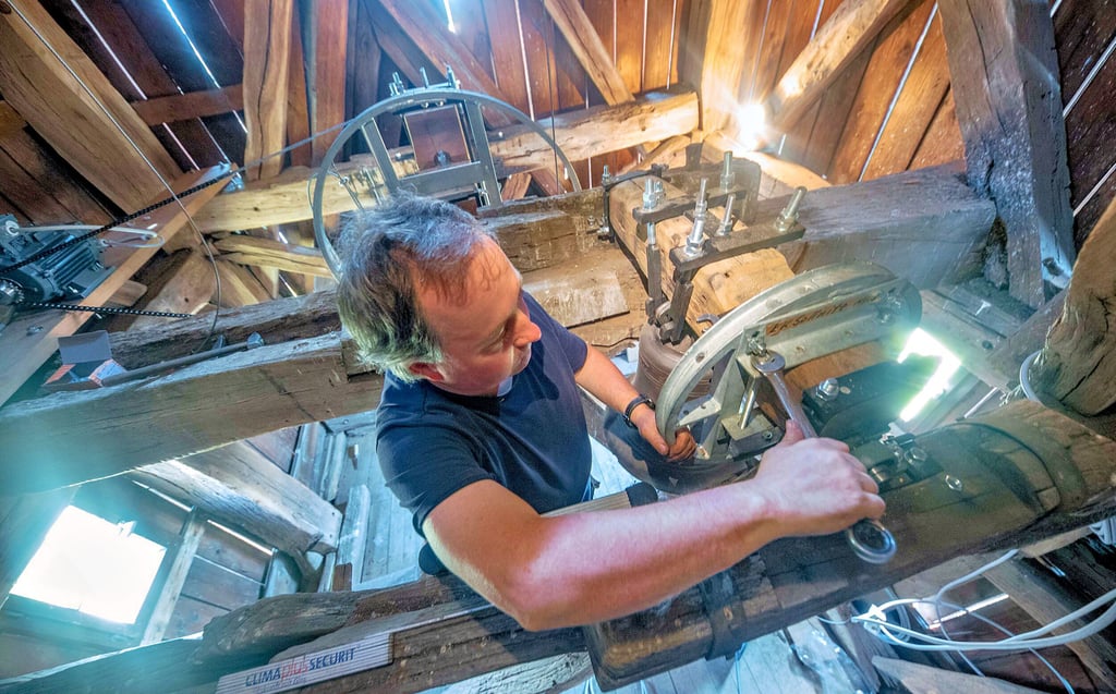 Die Glockensanierung der Kirche in Sollnitz steht vor dem Abschluss. Zu den Arbeiten gehörten unter anderem die Erneuerung der Aufhängung für die drei Glocken. Neue Joche wurden eingebaut. Außerdem wurde ein elektrischer Antrieb mit Fernsteuerung verbaut. René Sieber bei den letzten Arbeiten.