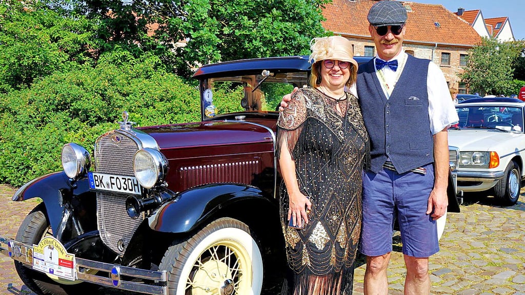 Stilecht gekleidet absolvierten Mandy und Andreas Poppe die Tour in ihrem Ford Modal A Sedan Fordor von 1930 mit 40 PS.