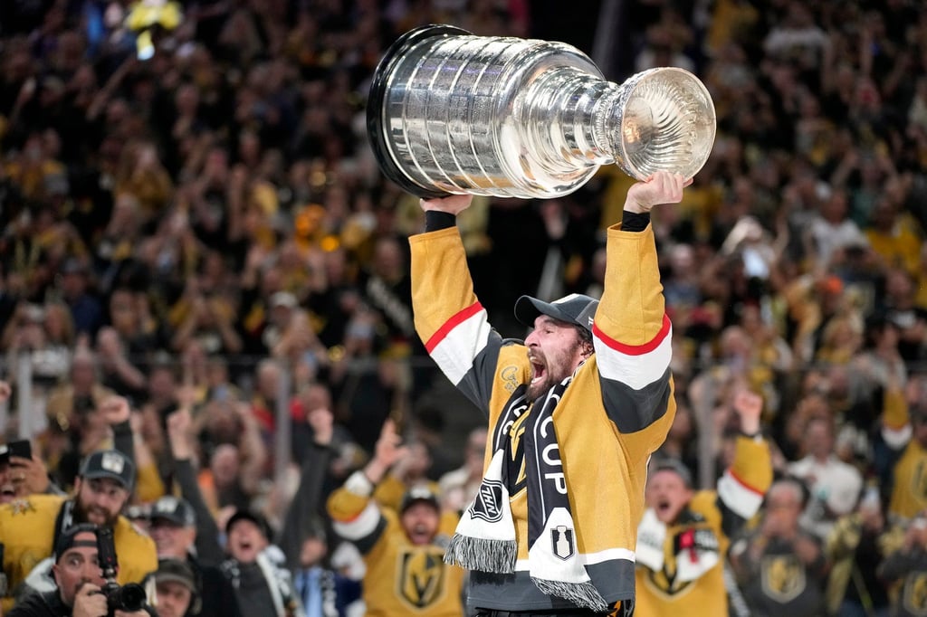 Mark Stone, rechter Flügel der Vegas Golden Knights, läuft mit dem Stanley Cup über das Eis.