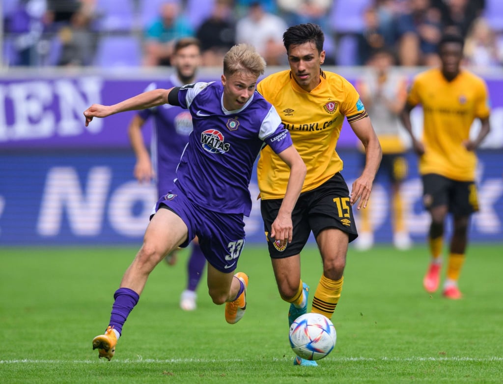 Dynamos Claudio Kammerknecht (r) gegen Aues Sam Schreck.