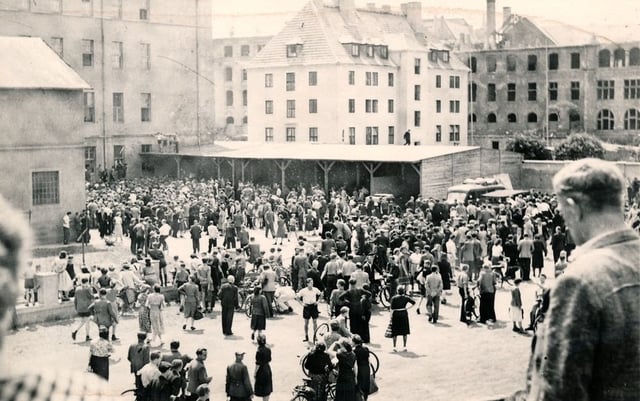 Aufständische im Innenhof der Polizeibehörde