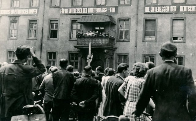 Demonstranten haben den Balkon der Bezirkspolizeibehörde gestürmt.