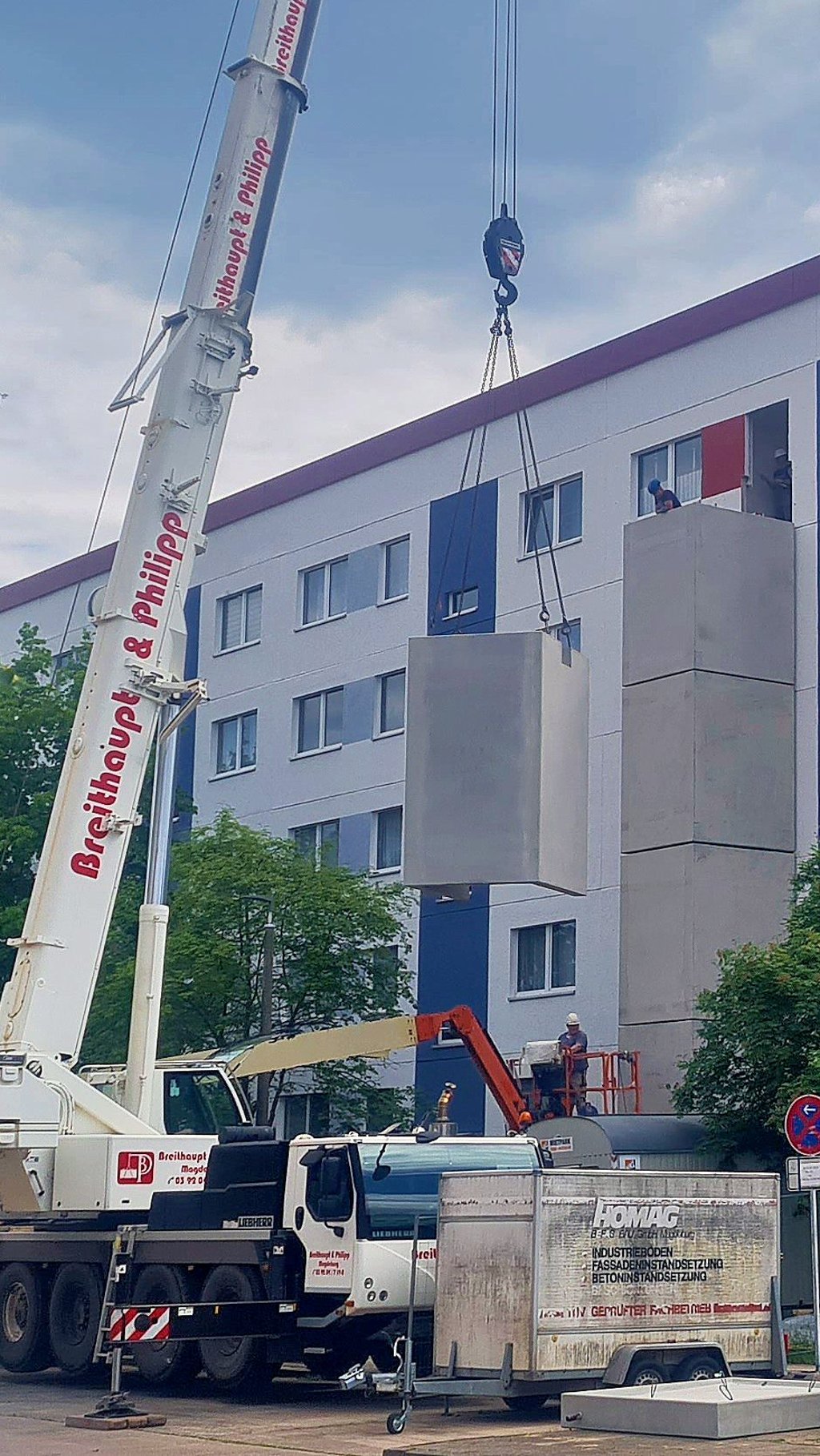 Zwei Hauseingänge an der Fröbelstraße in Osterburg werden mit Aufzügen ausgestattet. Das Foto zeigt Arbeiter bei der Montage eines Fahrstuhlschachts.