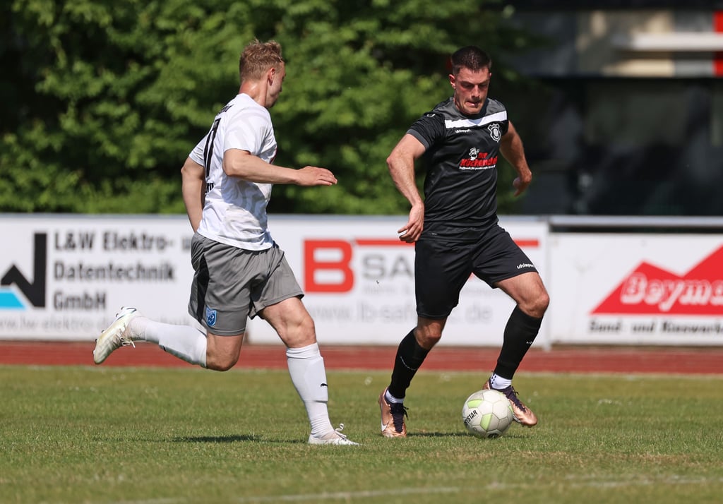 Eines steht in jedem Fall fest: Simon Lolies (am Ball) greift mit Ottersleben in der kommenden Saison in der Verbandsliga an.
