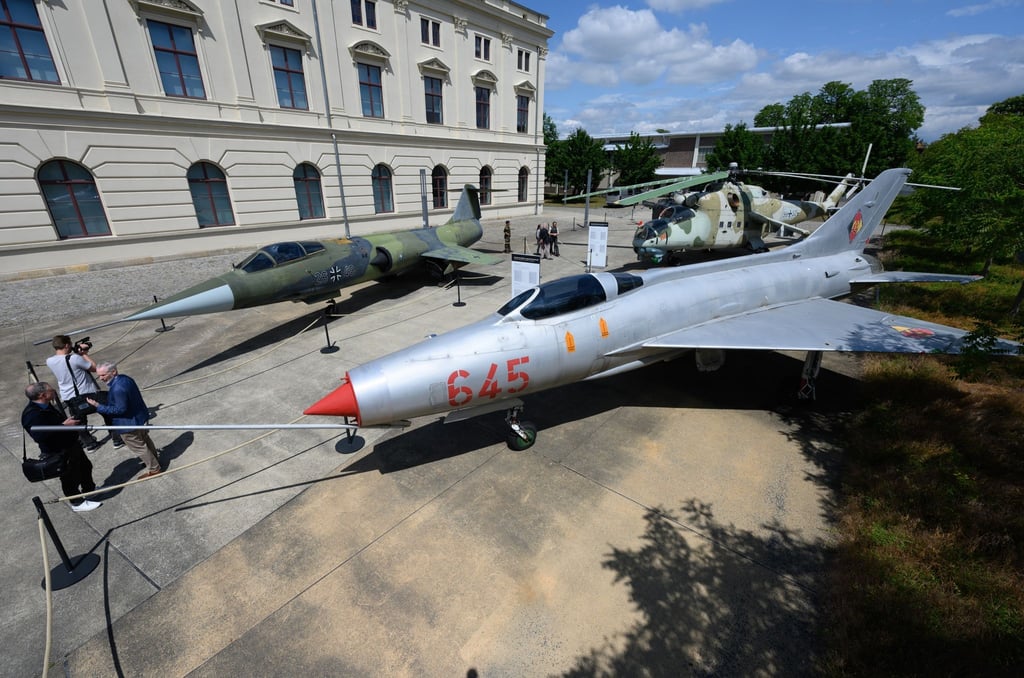 Ausstellungsstücke von „Overkill - Militär. Technik. Kultur im Kalten Krieg“ stehen vor dem Museum.