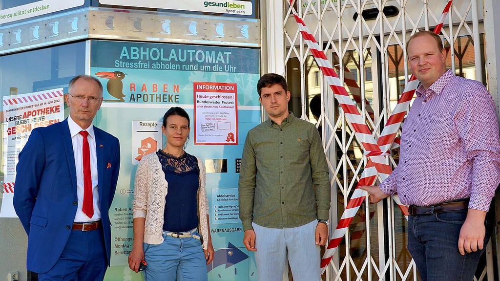 Tom Dupke, Martin Roschig und Sandra Köhler (v.r.) hatten ihre Apotheken in Zerbst gestern geschlossen. Bürgermeister Andreas Dittmann (l.) unterstützte ihren Protest.