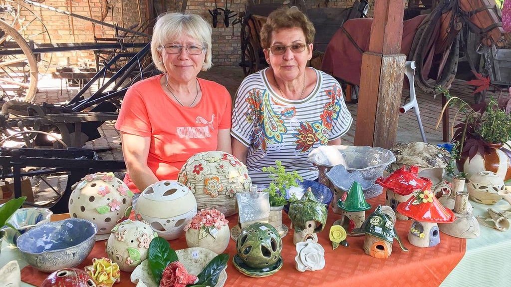 Kornelia Krüger (li.) und Regine Jablonski zeigen ihre Keramik.