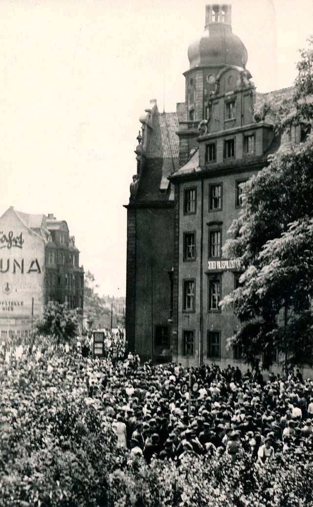 Menschenmassen bei einer Demo in Magdeburg-Sudenburg