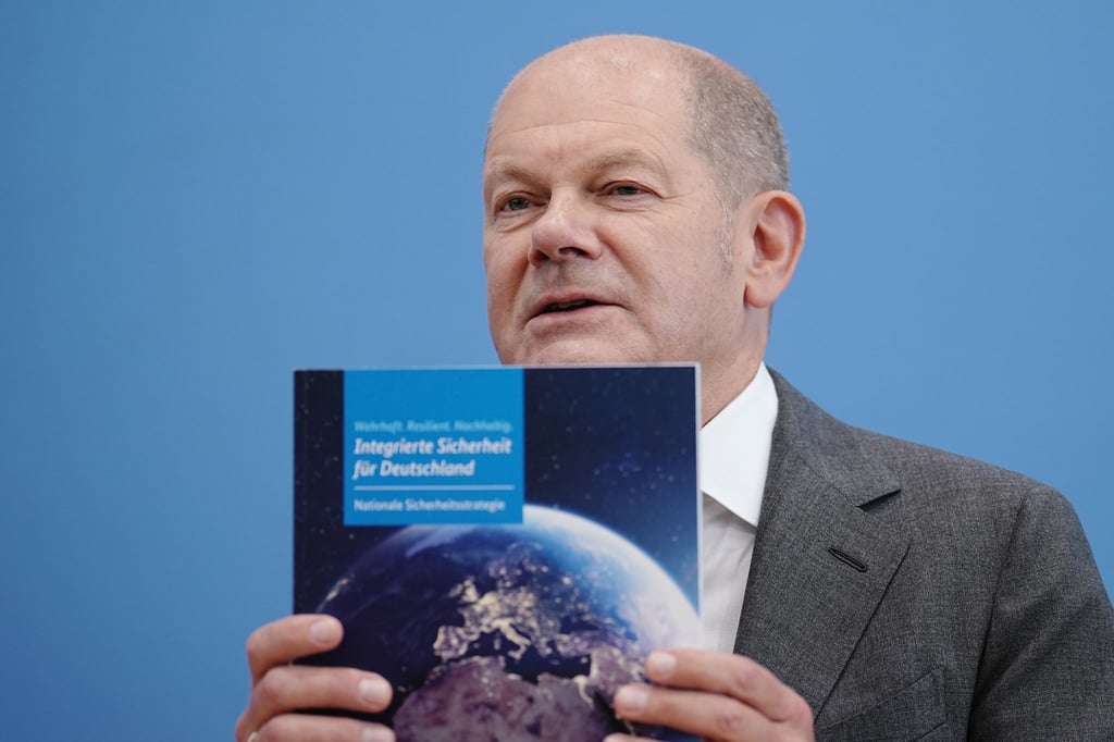 Bundeskanzler Olaf Scholz präsentiert die Nationale Sicherheitsstrategie der Bundesregierung.