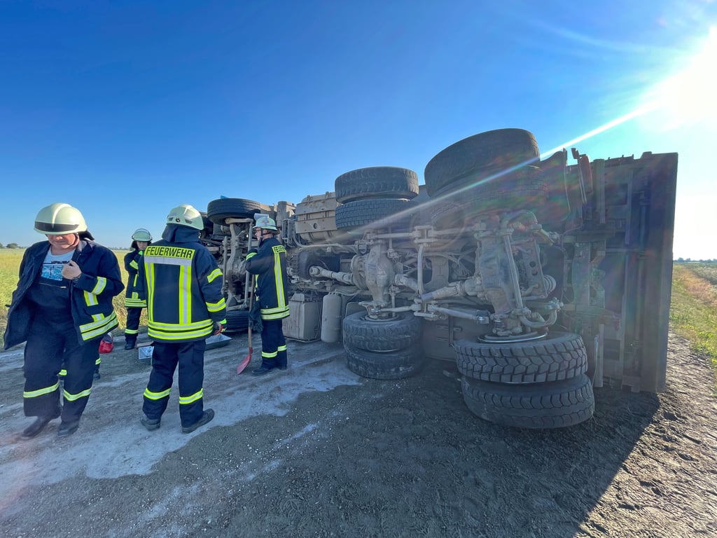 Zu einem Unfall mit einem Lkw ist es auf der Bundesstraße B246A zwischen Burg und Schönebeck bei Wallwitz und Vehlitz gekommen. Es hab eine Vollsperrung bis 14 Uhr auf der Straße. . Foto: