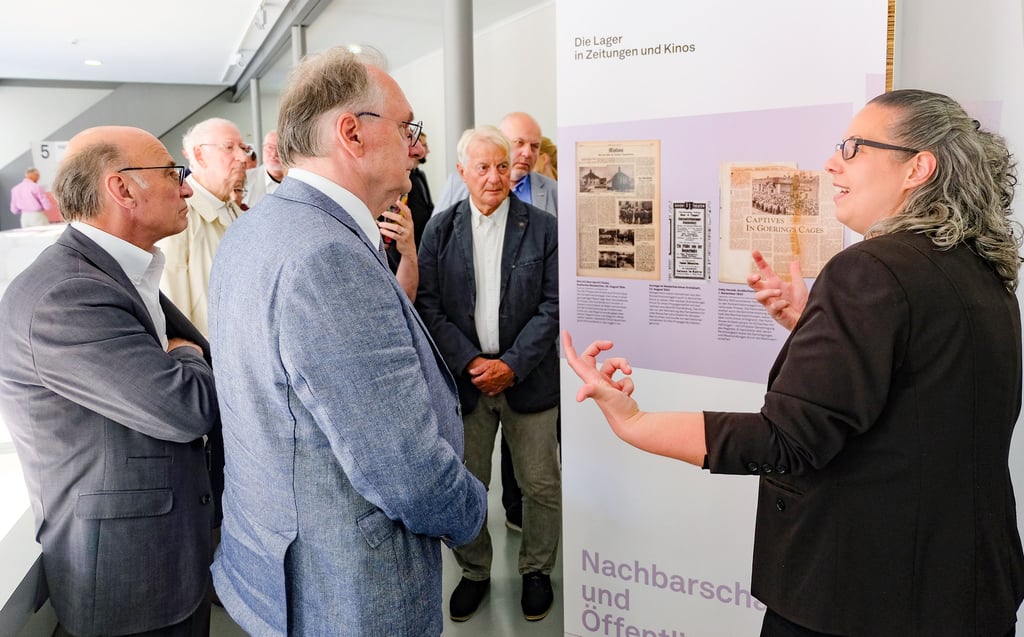 Die Leiterin der Gedenkstätte KZ Lichtenburg, Melanie Engler, führt Ministerpräsident Reiner Haseloff (CDU) durch die Ausstellung.