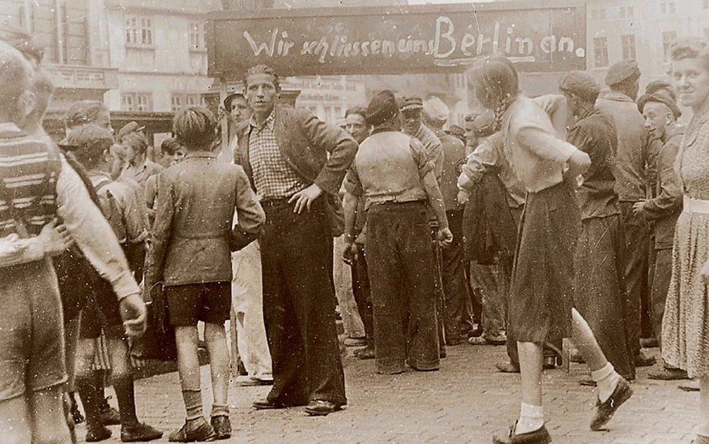 Demonstranten am 17.Juni 1953 auf dem Eisleber Marktplatz.