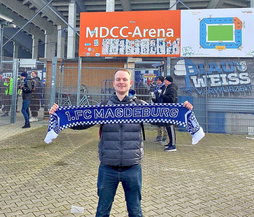 Stolz präsentiert er den Schal: Matthew Williams war die Freude ins Gesicht geschrieben, den FCM im Stadion zu unterstützen. 