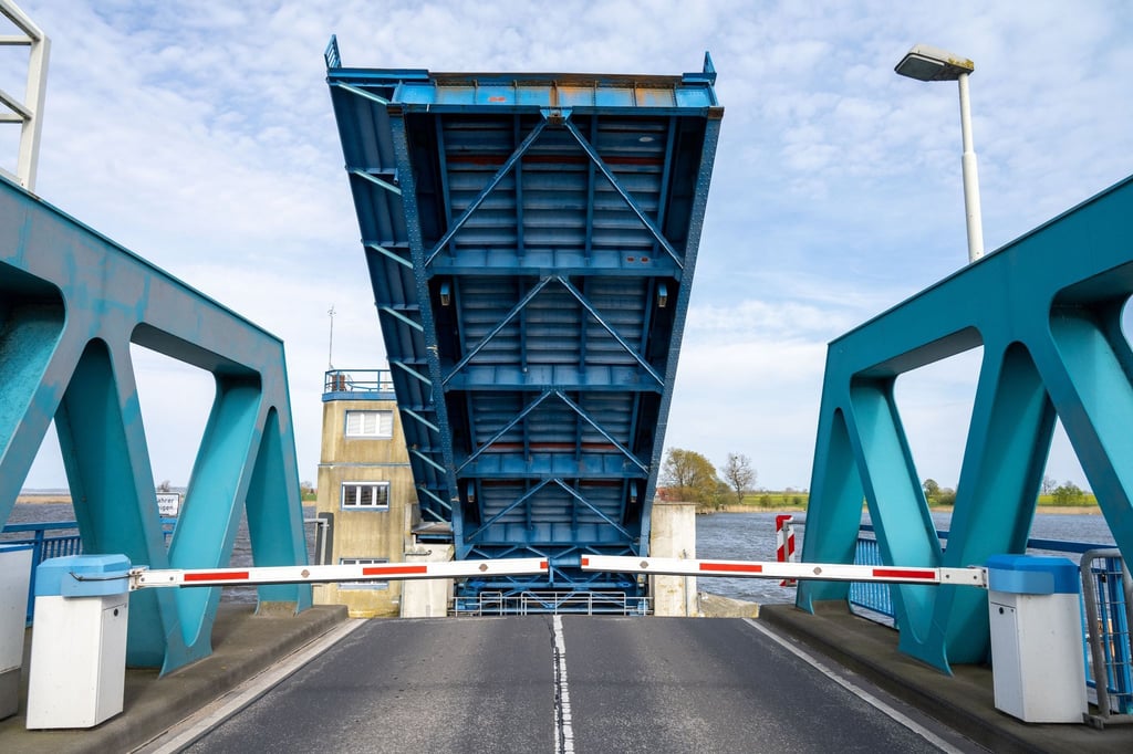 Die Zecheriner Brücke verbindet das Festland mit der Insel Usedom.
