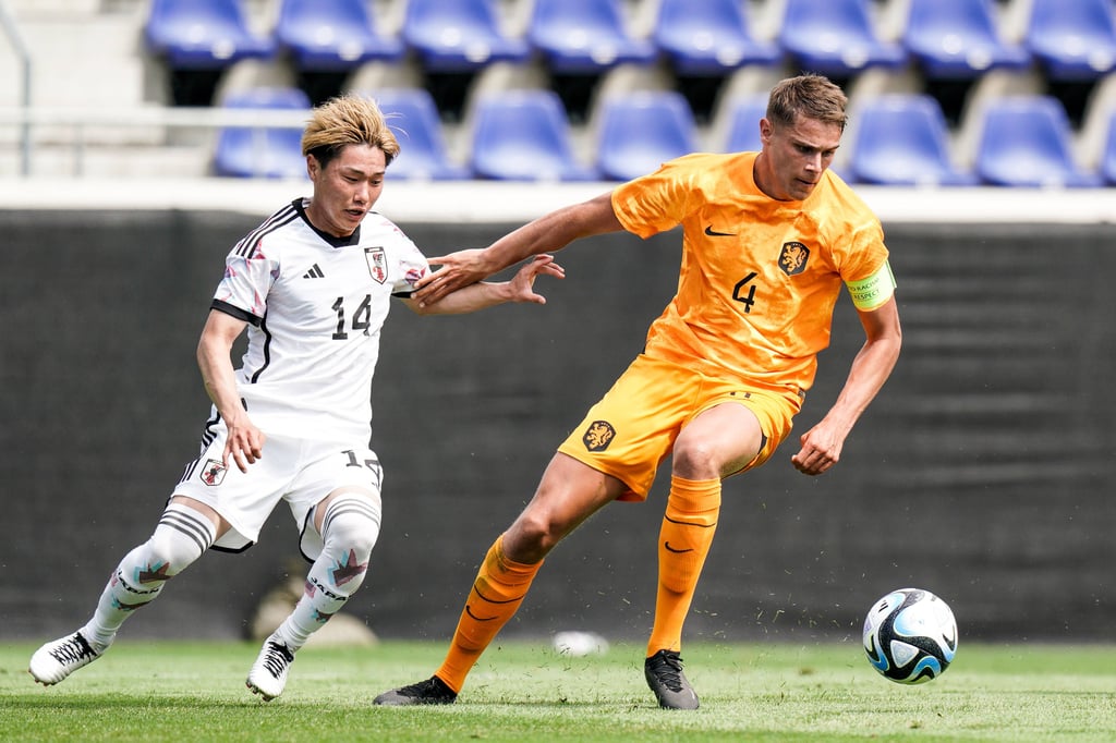 Micky van de Ven (r.) ist Kapitän der niederländischen U21-Auswahl.