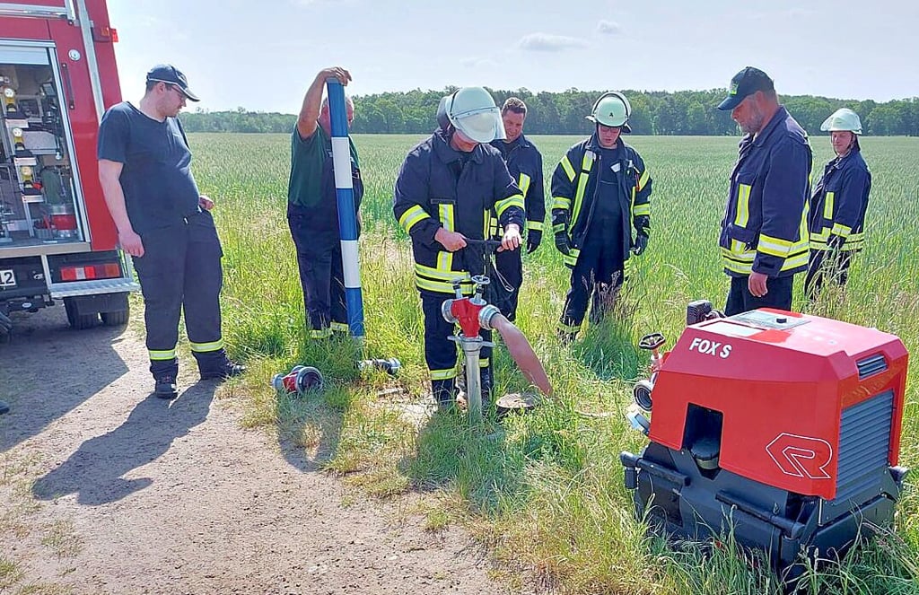 Vor Ort wurde am Beispiel eines Hydranten der sachgemäße Umgang damit geübt, denn im Einsatzfall muss es häufig sehr schnell gehen.