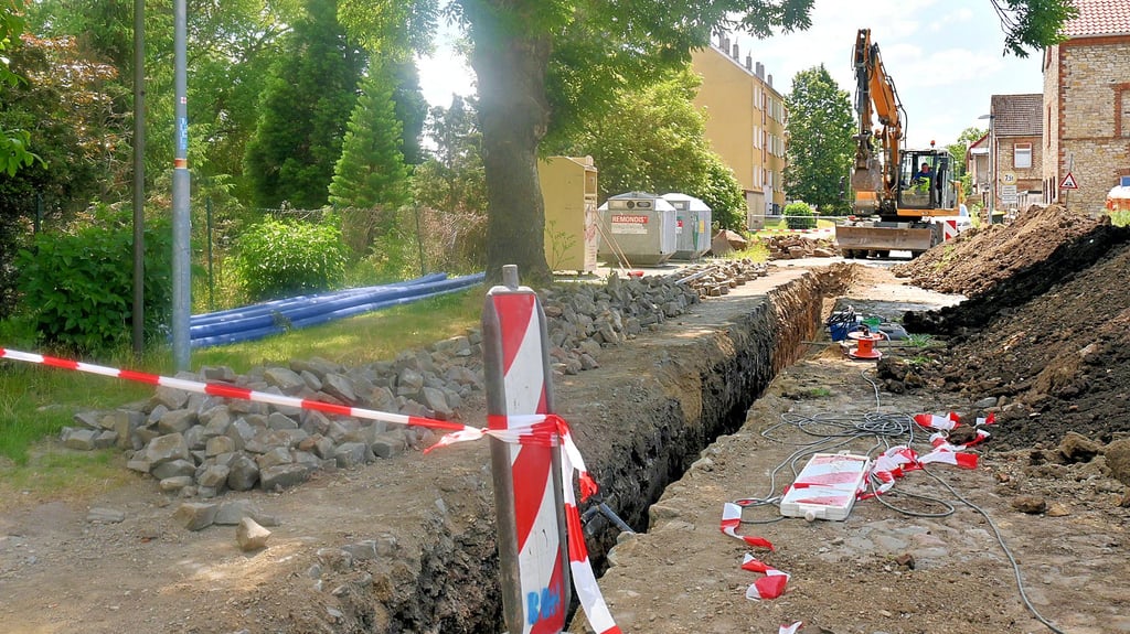 Die Tiefbauarbeiten am Hederslebener Weg haben mit dem Verlegen einer neuen Trinkwasserleitung begonnen.