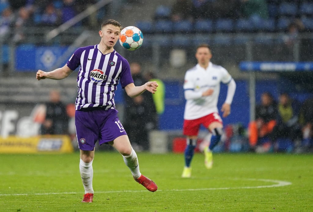 Aues Erik Majetschak spielt den Ball.
