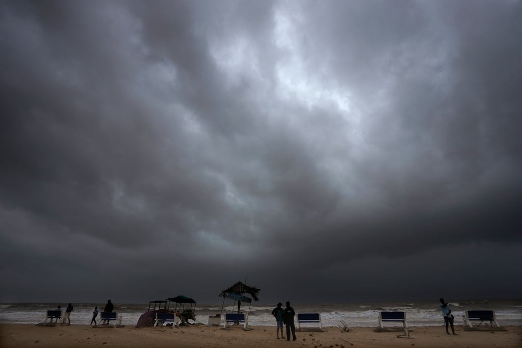 Regenwolken füllen den Himmel, bevor der Zyklon „Biparjoy“ im indischen Bundesstaat Gujarat an Land geht.