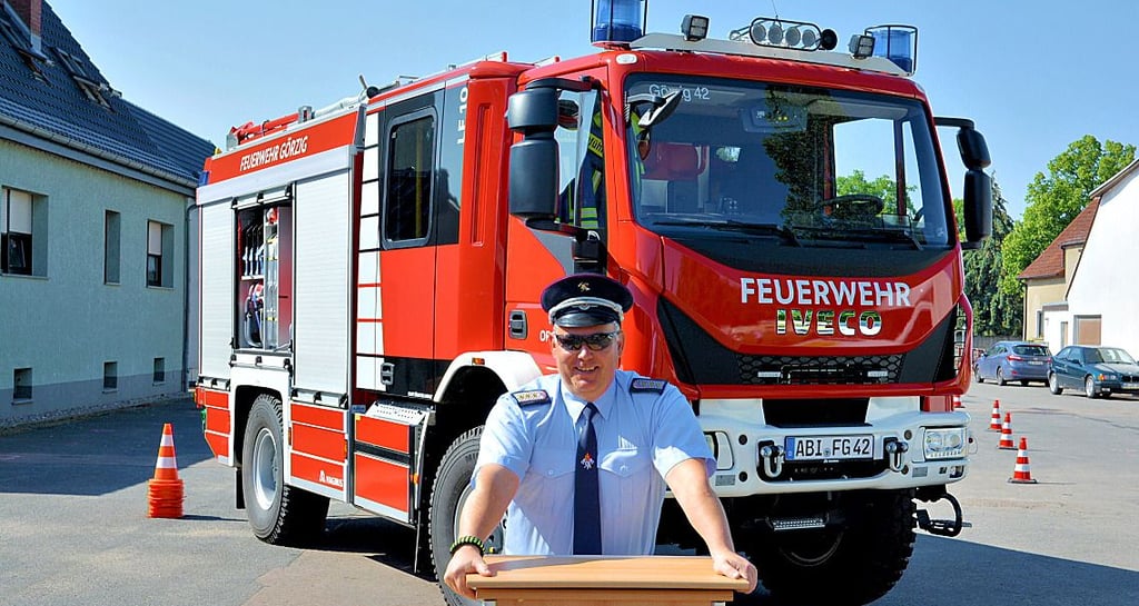 Roger Schemmel, der Wehrleiter der Freiwilligen Feuerwehr Görzig, steht vor dem neuen Löschgruppenfahrzeug LF10, das im Rahmen der 1050-Jahr-Feier in Görzig offiziell eingeweiht worden ist.