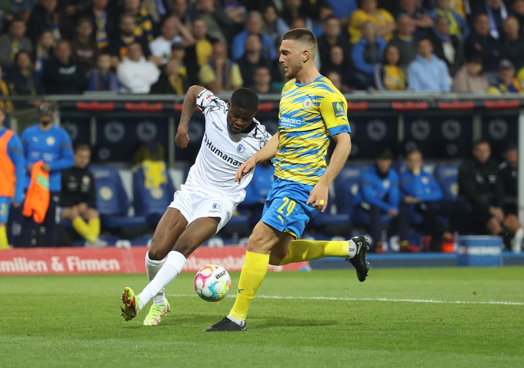 Moritz-Broni Kwarteng (am Ball) wird künftig nicht mehr für den 1. FC Magdeburg, sondern in der Bundesliga spielen.