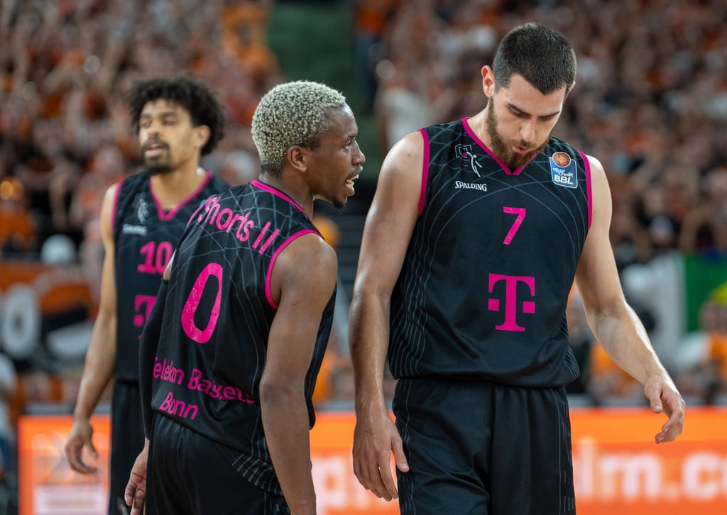 Bonns Collin Malcolm (l-r), TJ Shorts und Sebastian Herrera nach der Pleite in Ulm.