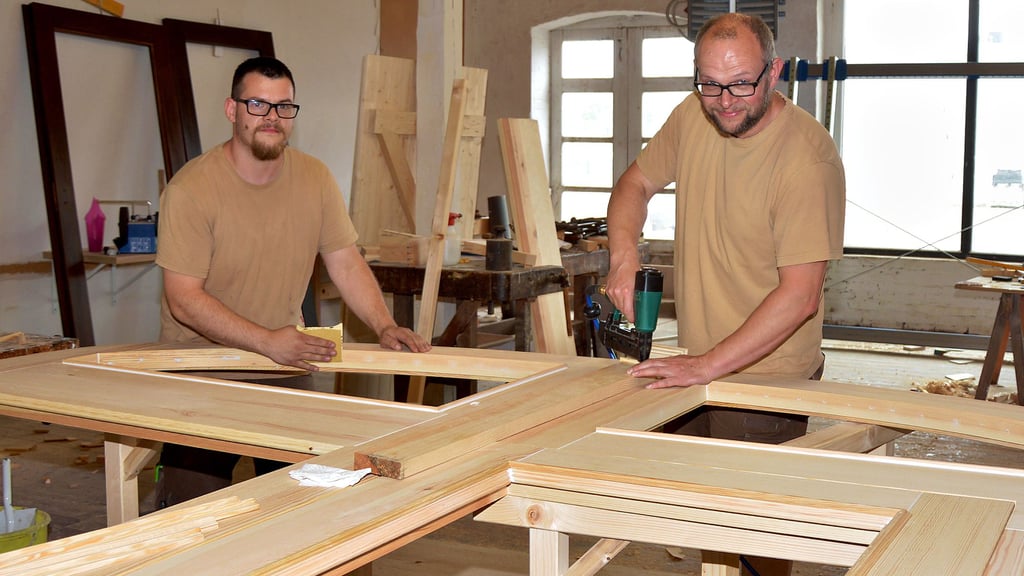 Tischlermeister Thomas Feldheim (r.) fertigt mit Geselle Marcus Knoll ein neues Holztor für einen Privatkunden. Ein Auftrag von vielen, der abgearbeitet werden muss.