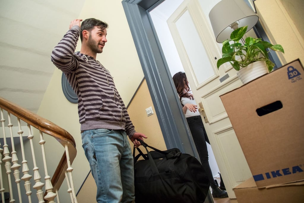 Mit Sack und Pack vor die Türe gestellt? Wer unvermittelt wohnungslos wird, landet nicht immer sanft. Die Suche nach einer neuen Bleibe ist oft mühsam.