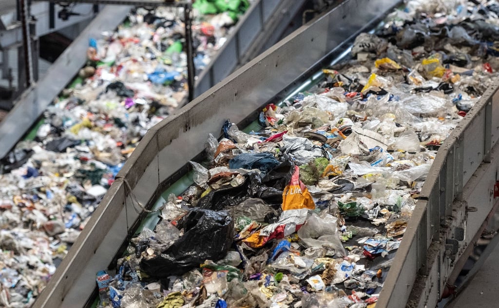 Unsortierter Müll überwiegend aus dem sogenannten Gelben Säcken läuft in der Sortieranlage für Leichtverpackungen des Umweltdienstleistungsunternehmens Interzero über verschiedene Förderbänder.