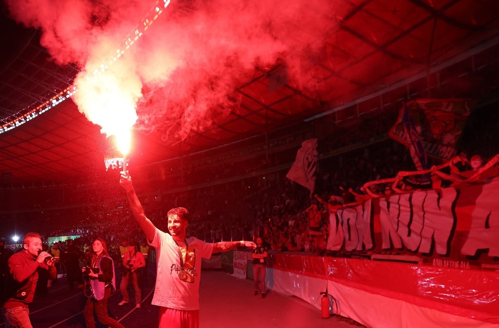 Leipzigs Spieler Dominik Szoboszlai jubelt mit Pyrotechnik.