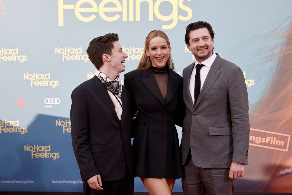 Jennifer Lawrence (M), Hauptdarstellerin und Produzentin, Andrew Feldman, Schauspieler (l) und Gene Stupnitsky (r), Co-Drebuchautor, stehen auf dem roten Teppich bei der Deutschlandpremiere des Films "No hard feelings" im Zoo Palast.