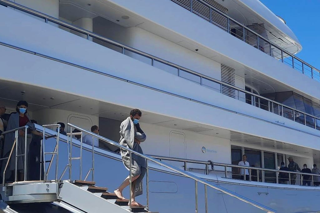 Überlebende des Bootsunglücks erreichen nach der Rettungsaktion das griechische Festland.