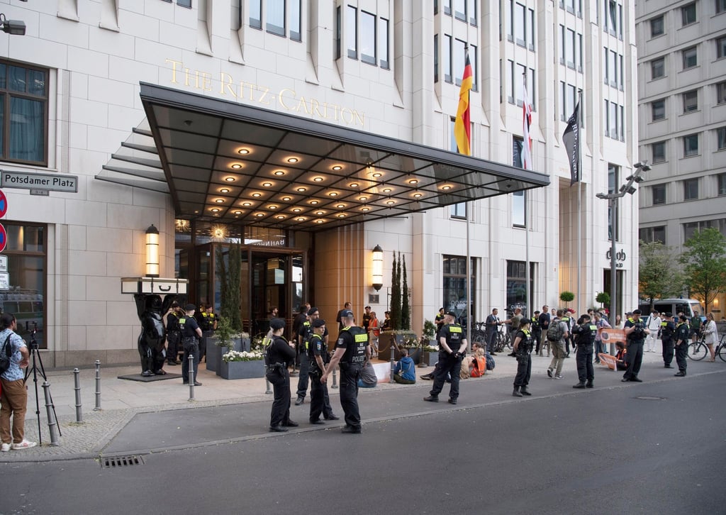 Polizisten stehen vor dem Haupteingang zum „Ritz Carlton“ Hotel am Potsdamer Platz.